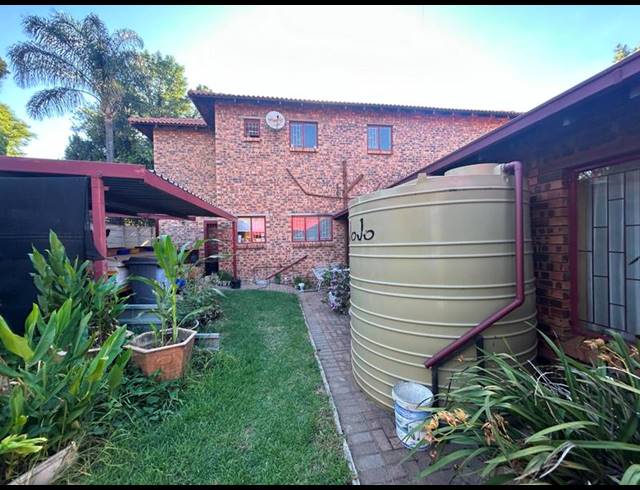 6 BEDROOM HOUSE FOR SALE IN THE REEDS